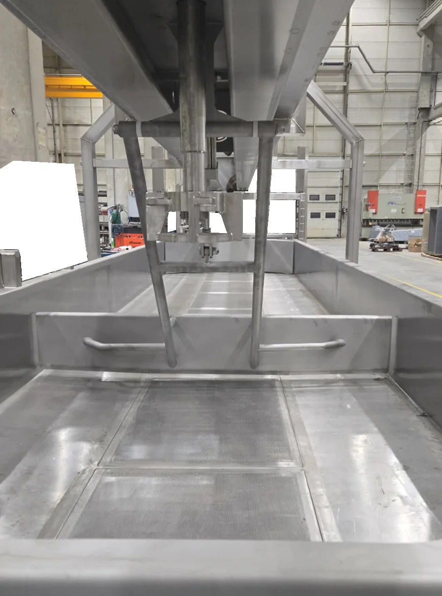 Finishing Vat — interior: cutting frames with blades from front angle